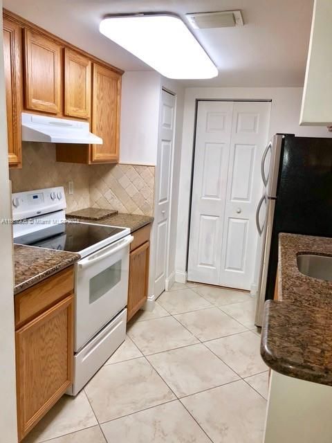 For Rent: $2,375 (2 beds, 2 baths, 1000 Square Feet)