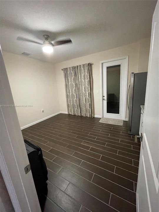 For Rent: $1,800 (1 beds, 1 baths, 2944 Square Feet)