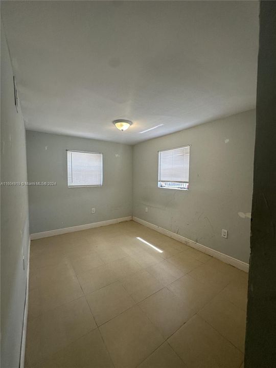 Active With Contract: $1,600 (2 beds, 1 baths, 1288 Square Feet)