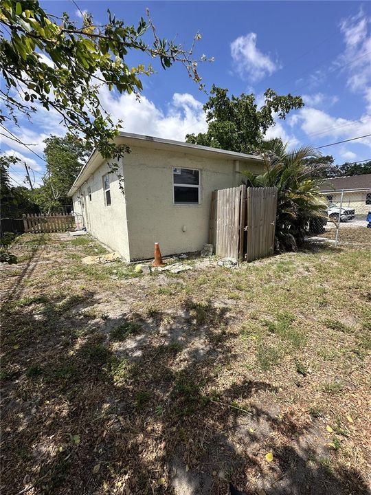 Active With Contract: $1,600 (2 beds, 1 baths, 1288 Square Feet)