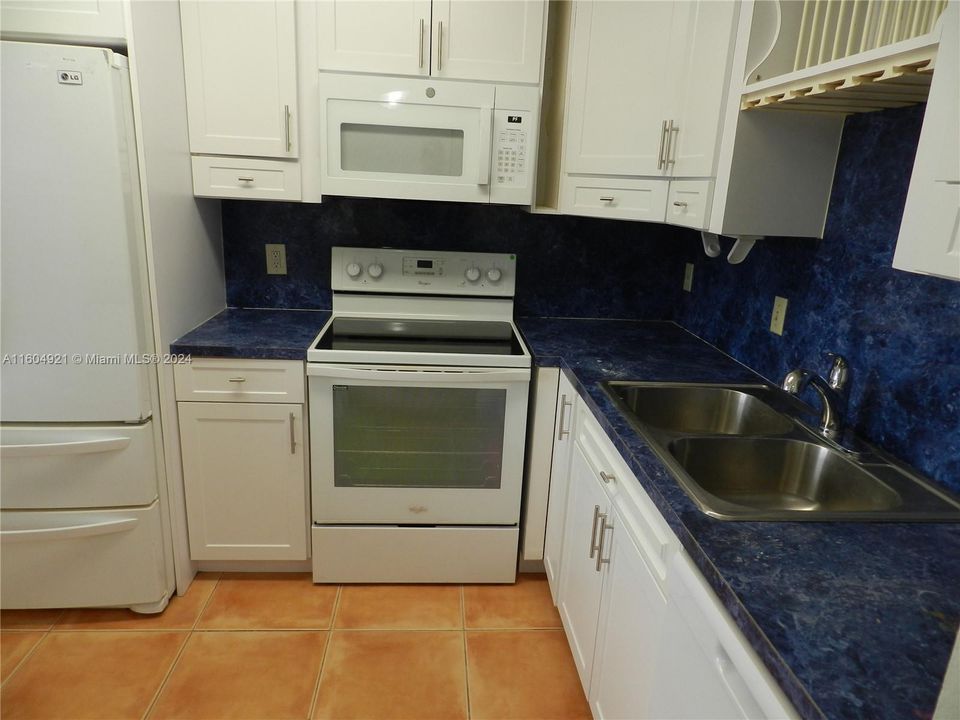 Recently Rented: $2,050 (2 beds, 2 baths, 832 Square Feet)