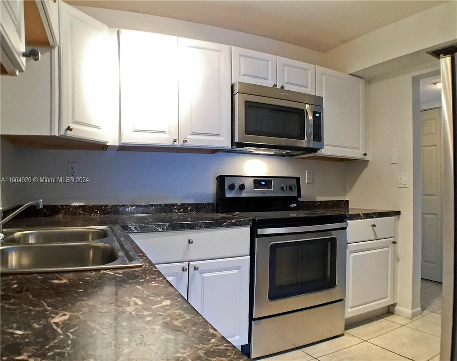 For Rent: $2,100 (1 beds, 1 baths, 670 Square Feet)