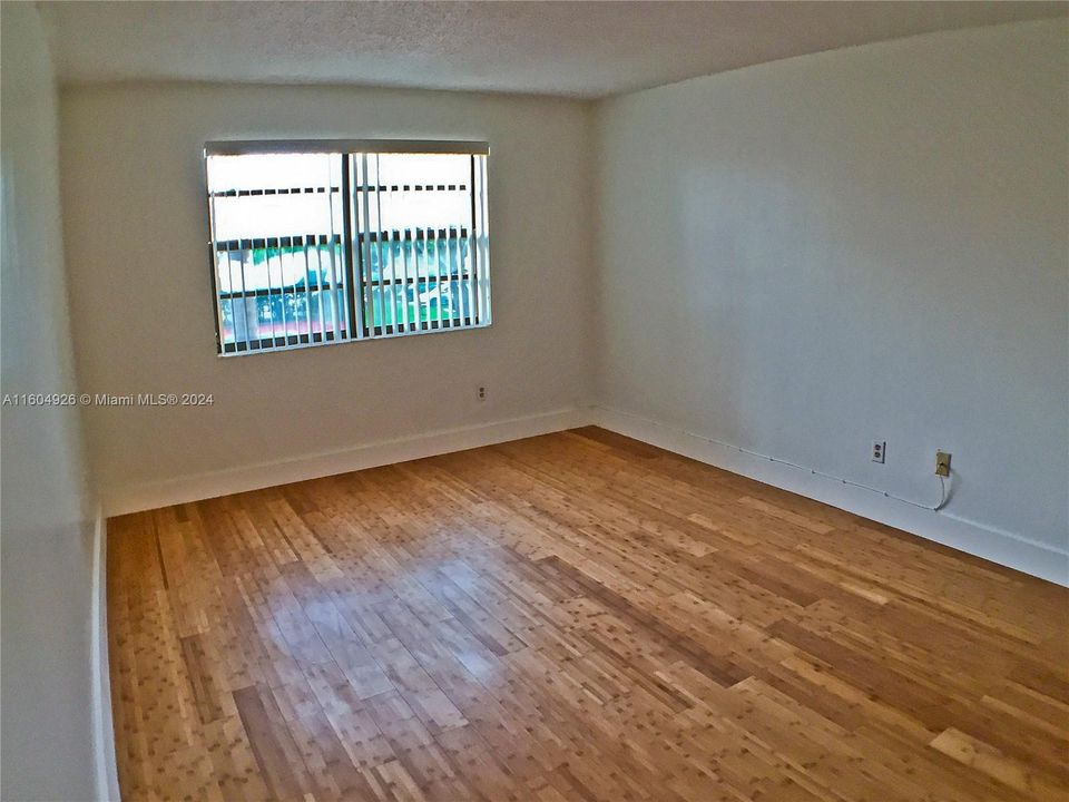 For Rent: $2,100 (1 beds, 1 baths, 670 Square Feet)