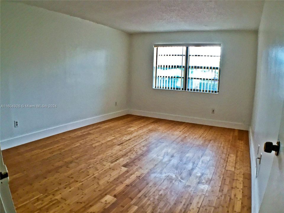 For Rent: $2,100 (1 beds, 1 baths, 670 Square Feet)