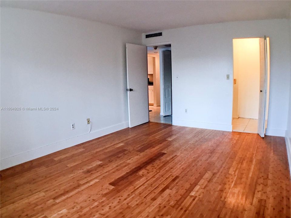 For Rent: $2,100 (1 beds, 1 baths, 670 Square Feet)