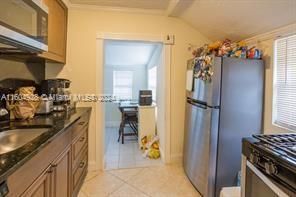 For Rent: $2,000 (3 beds, 1 baths, 820 Square Feet)