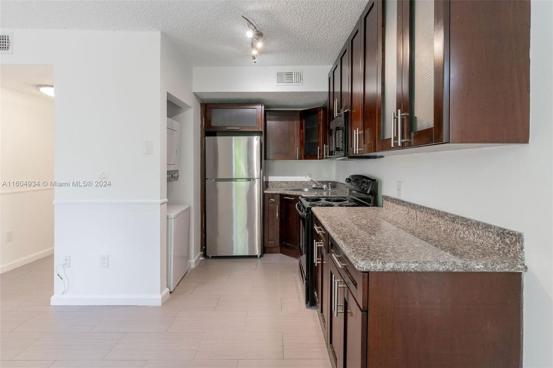 For Sale: $325,000 (2 beds, 1 baths, 660 Square Feet)