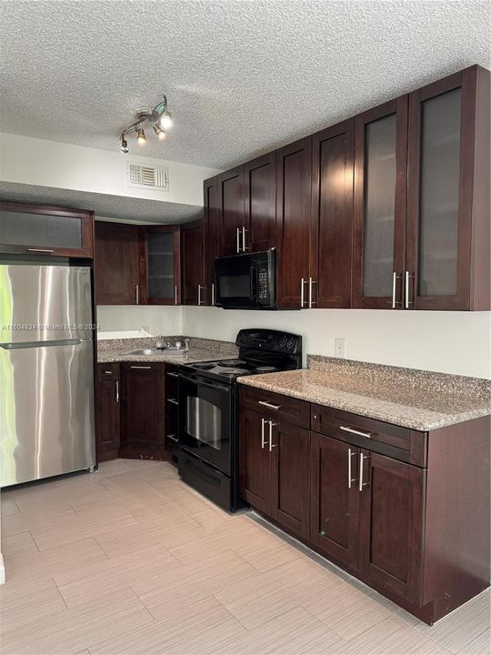 For Sale: $325,000 (2 beds, 1 baths, 660 Square Feet)