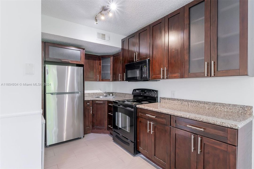 For Sale: $325,000 (2 beds, 1 baths, 660 Square Feet)