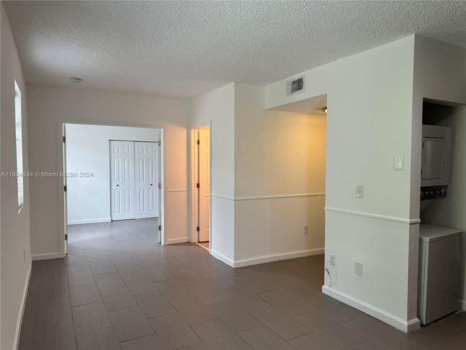 For Sale: $325,000 (2 beds, 1 baths, 660 Square Feet)