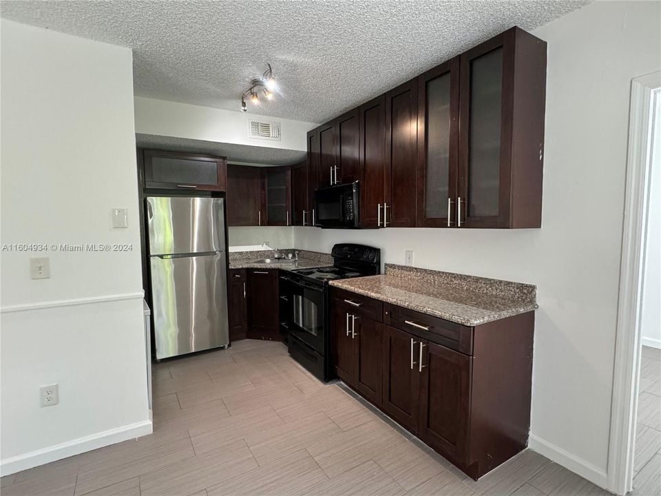 For Sale: $325,000 (2 beds, 1 baths, 660 Square Feet)
