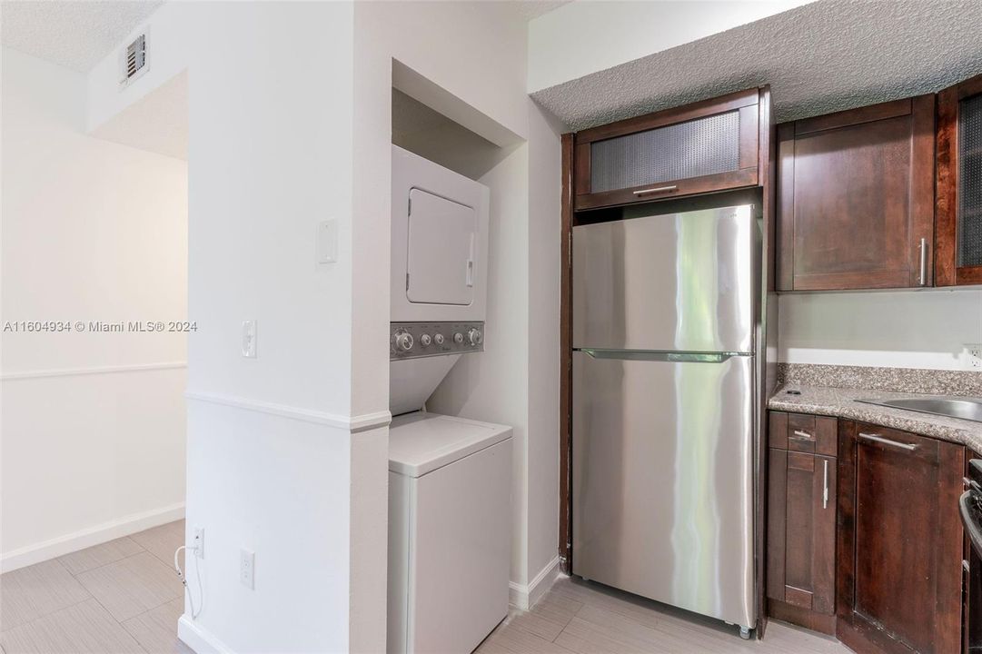 For Sale: $325,000 (2 beds, 1 baths, 660 Square Feet)