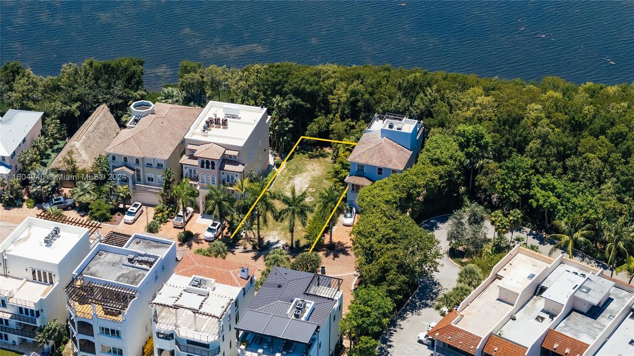 На продажу: $1,799,000 (0.17 acres)