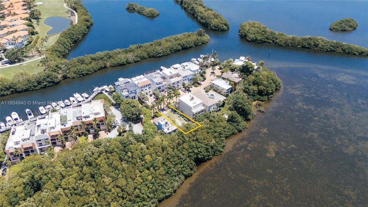 На продажу: $1,799,000 (0.17 acres)