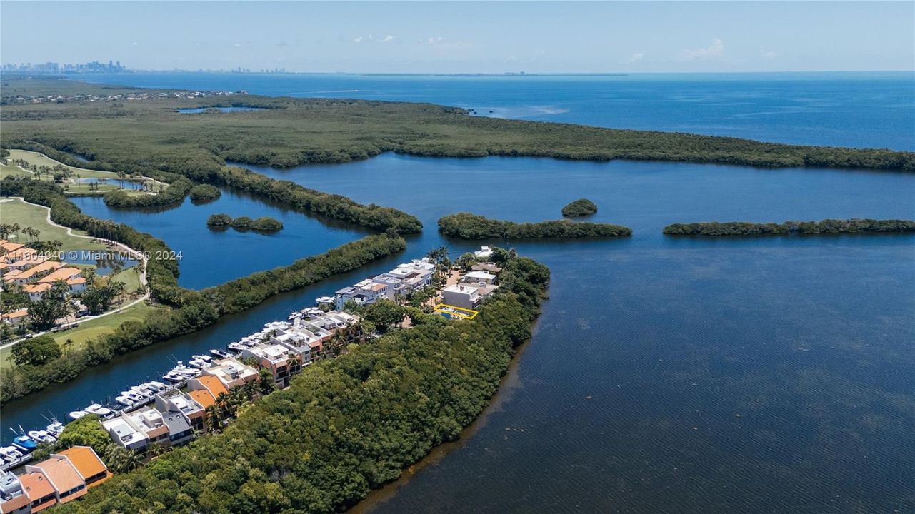 На продажу: $1,799,000 (0.17 acres)