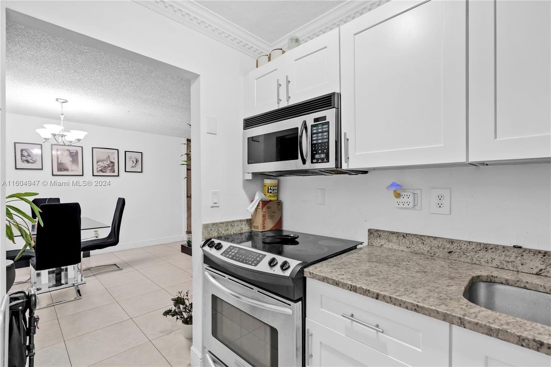 For Sale: $289,000 (2 beds, 2 baths, 1099 Square Feet)