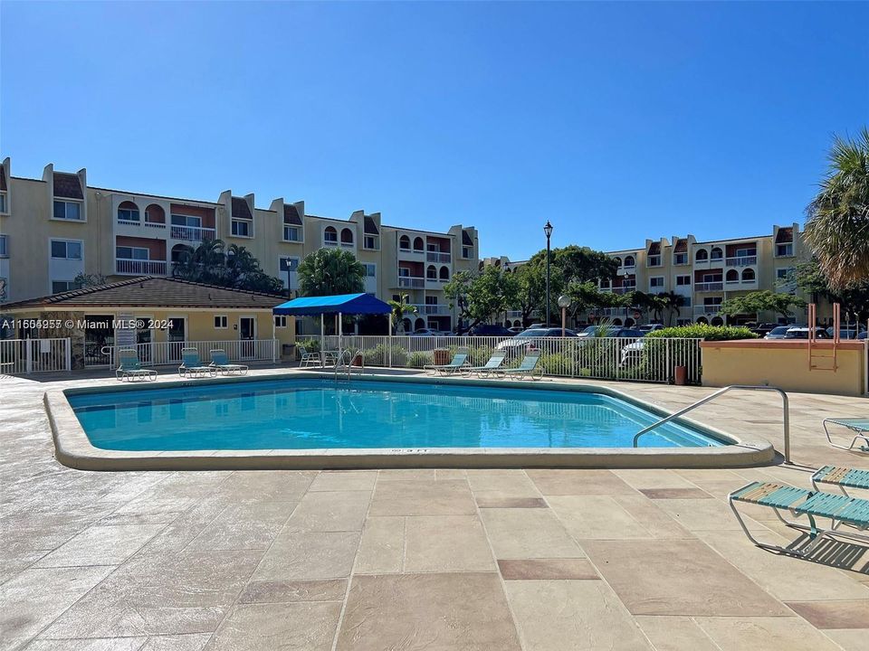 Active With Contract: $2,300 (2 beds, 2 baths, 912 Square Feet)