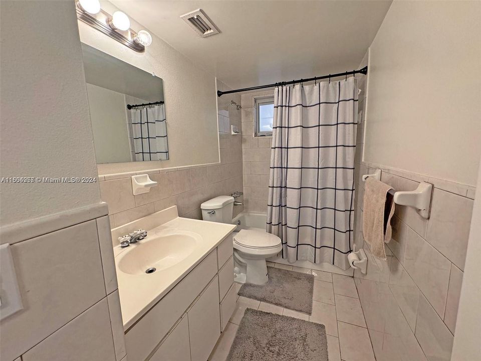 Active With Contract: $2,300 (2 beds, 2 baths, 912 Square Feet)