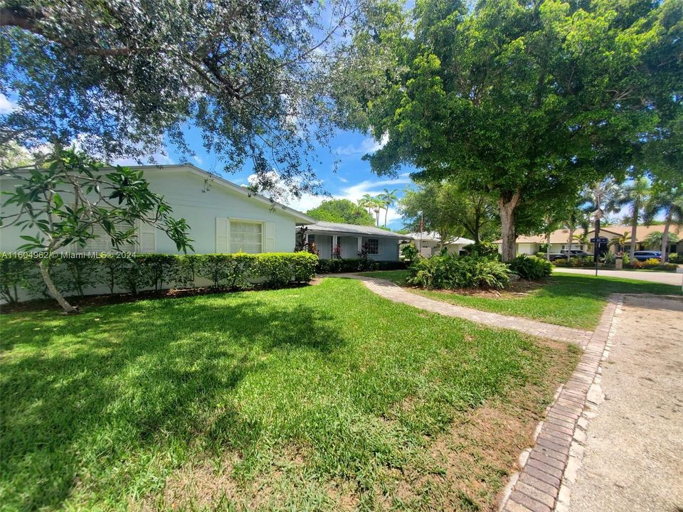 For Sale: $1,100,000 (3 beds, 2 baths, 1736 Square Feet)