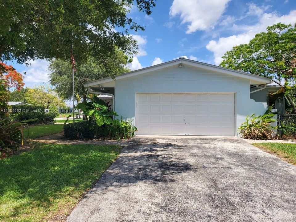 For Sale: $1,100,000 (3 beds, 2 baths, 1736 Square Feet)