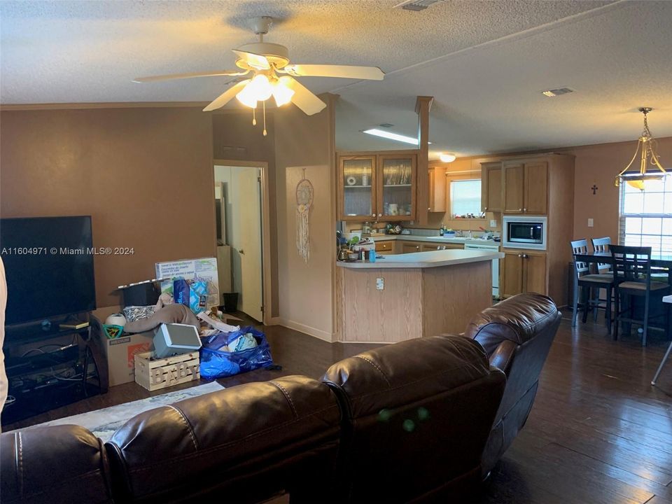 For Sale: $249,900 (3 beds, 2 baths, 1456 Square Feet)