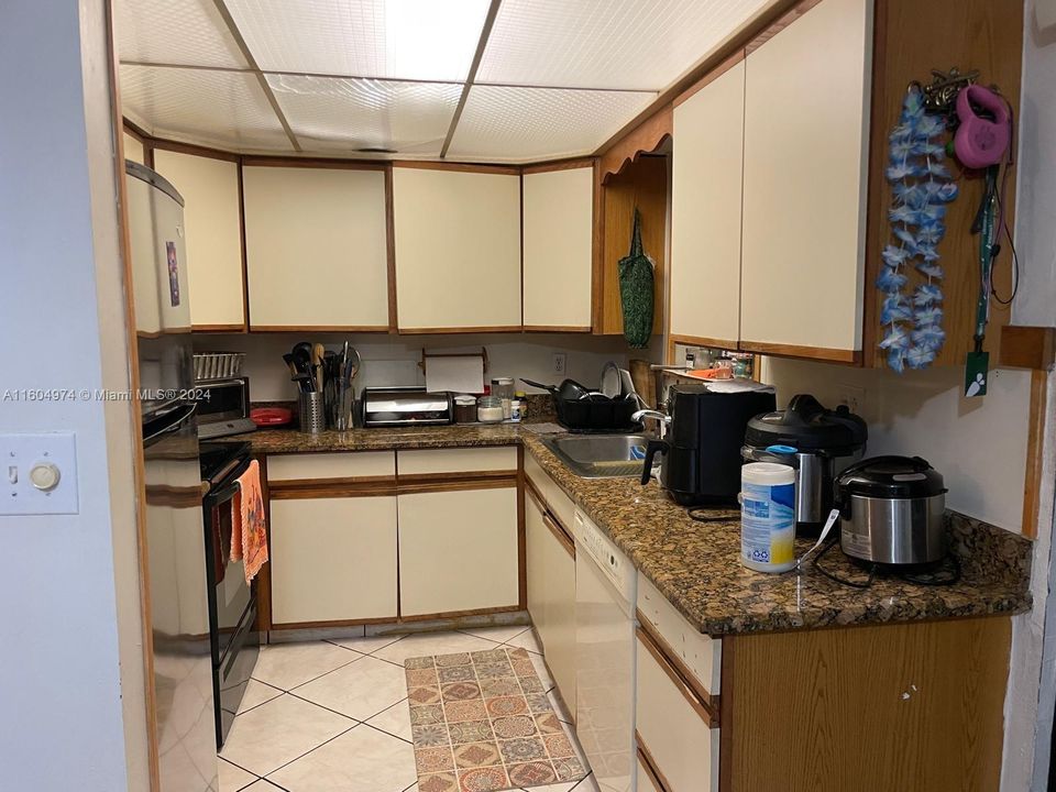 Vendido Recientemente: $385,000 (4 camas, 2 baños, 1356 Pies cuadrados)