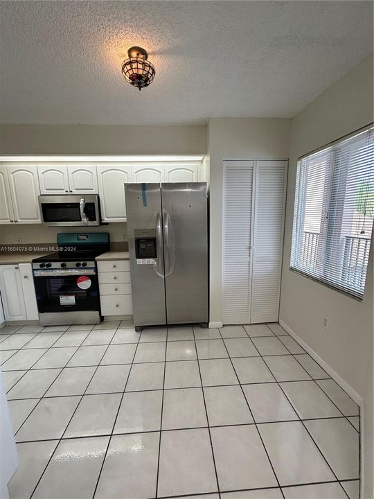 For Sale: $225,000 (2 beds, 1 baths, 920 Square Feet)