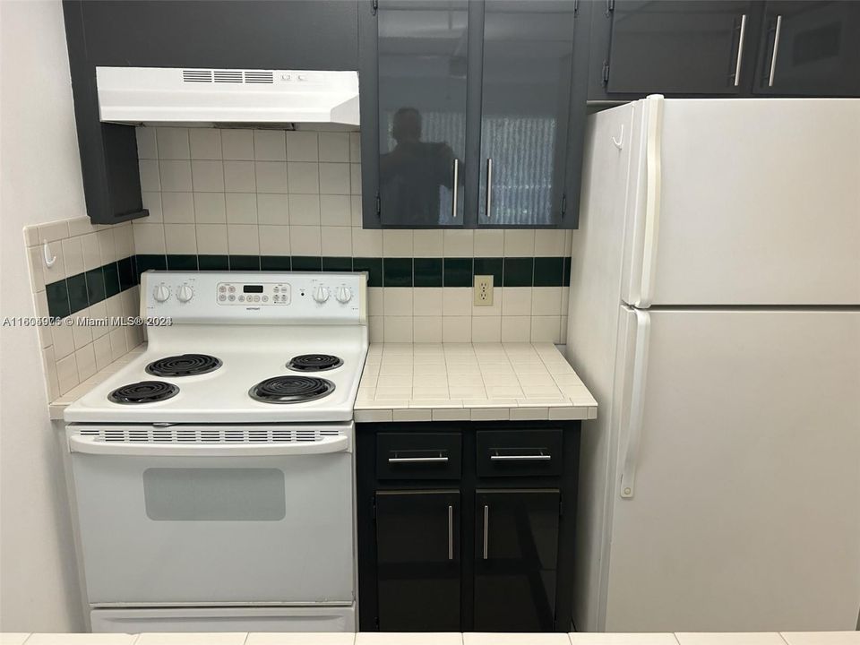 For Rent: $1,750 (1 beds, 1 baths, 696 Square Feet)