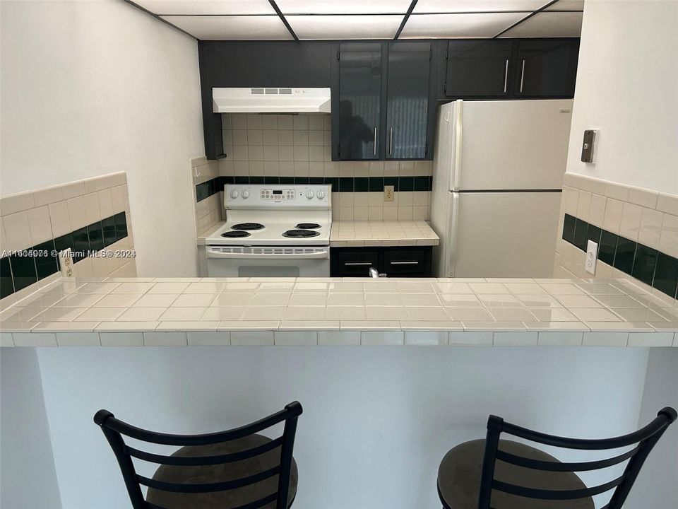 For Rent: $1,750 (1 beds, 1 baths, 696 Square Feet)