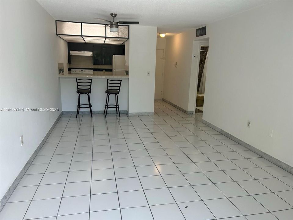 For Rent: $1,750 (1 beds, 1 baths, 696 Square Feet)