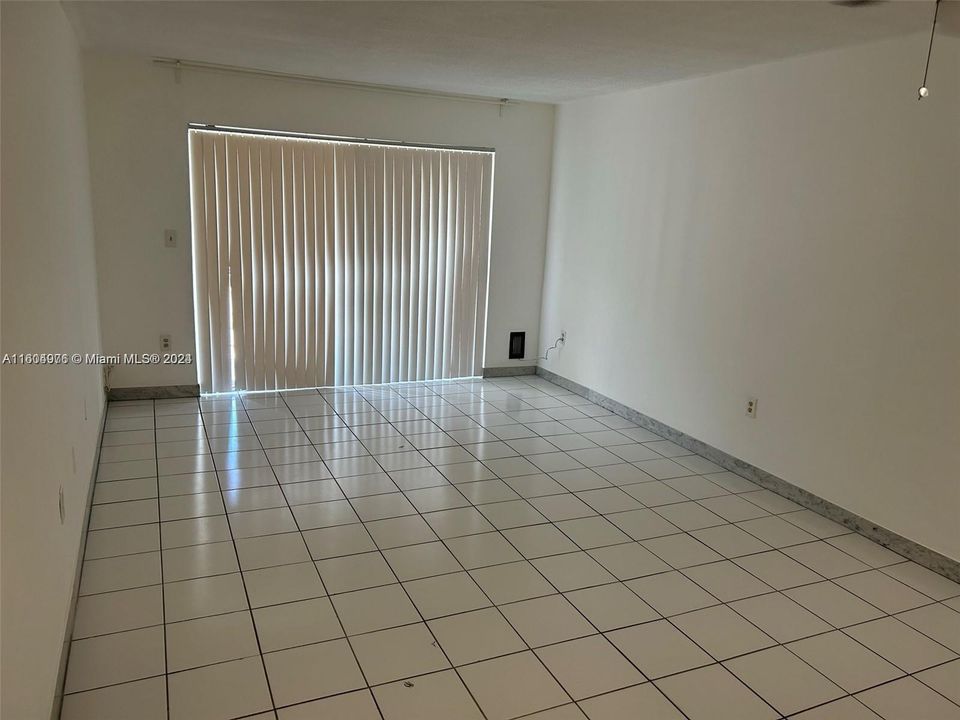 For Rent: $1,750 (1 beds, 1 baths, 696 Square Feet)