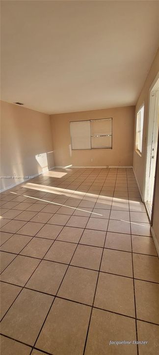 Recently Rented: $2,400 (3 beds, 1 baths, 912 Square Feet)