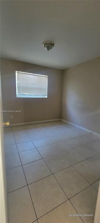 Recently Rented: $2,400 (3 beds, 1 baths, 912 Square Feet)