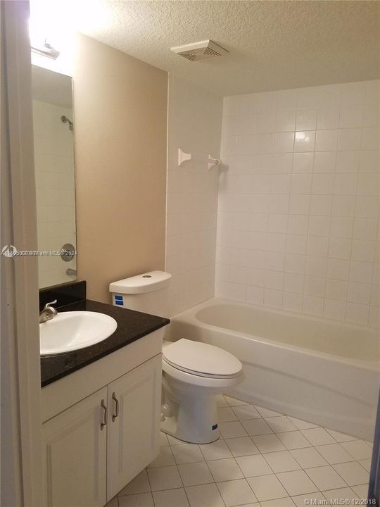 For Rent: $1,900 (2 beds, 2 baths, 883 Square Feet)