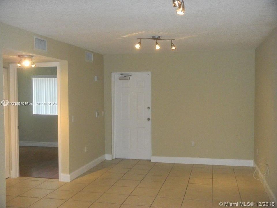 For Rent: $1,900 (2 beds, 2 baths, 883 Square Feet)