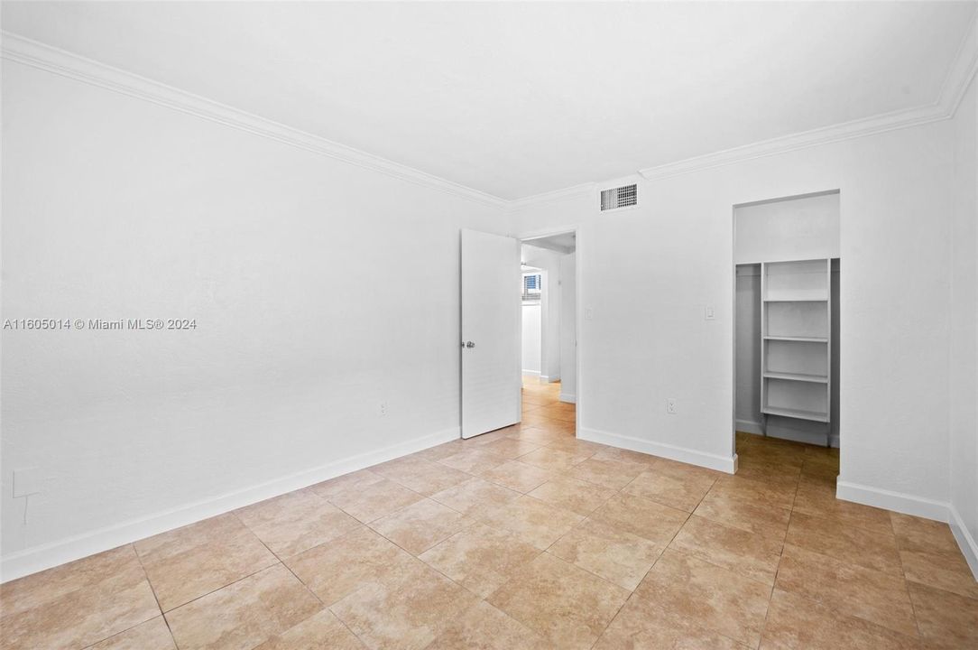 For Sale: $289,000 (1 beds, 1 baths, 592 Square Feet)