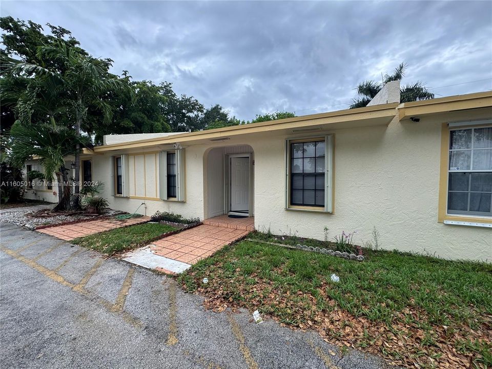 Active With Contract: $2,400 (3 beds, 2 baths, 1301 Square Feet)