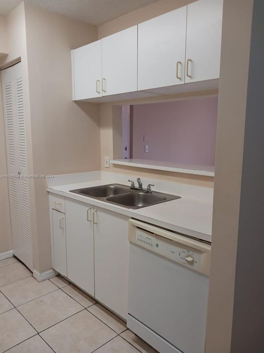 For Sale: $260,000 (1 beds, 1 baths, 600 Square Feet)