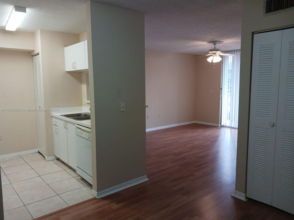 For Sale: $260,000 (1 beds, 1 baths, 600 Square Feet)