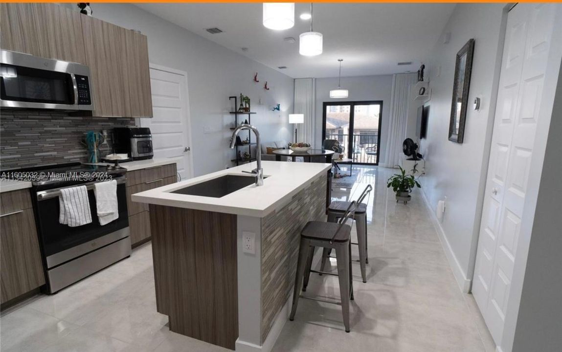 For Sale: $604,500 (2 beds, 2 baths, 1129 Square Feet)