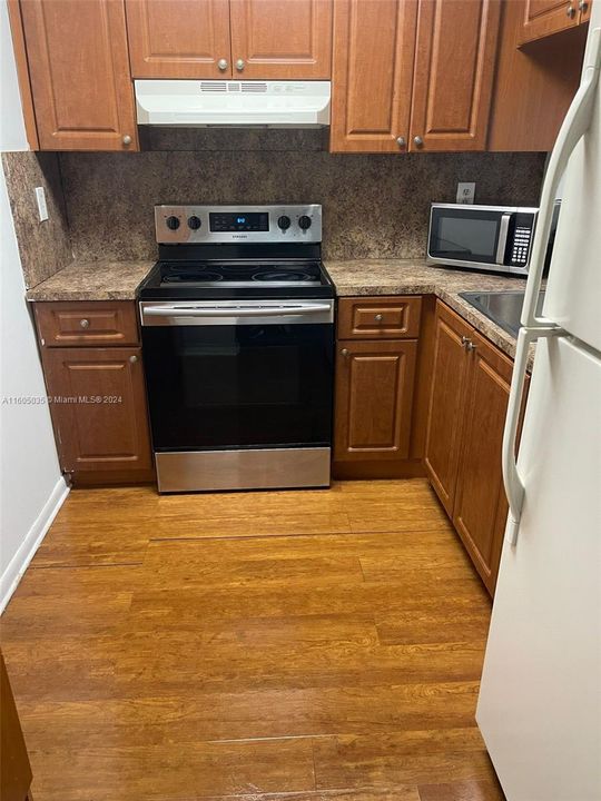 For Rent: $2,300 (2 beds, 2 baths, 898 Square Feet)