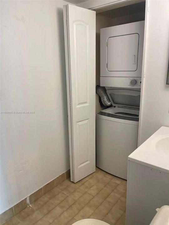 For Rent: $2,300 (2 beds, 2 baths, 898 Square Feet)