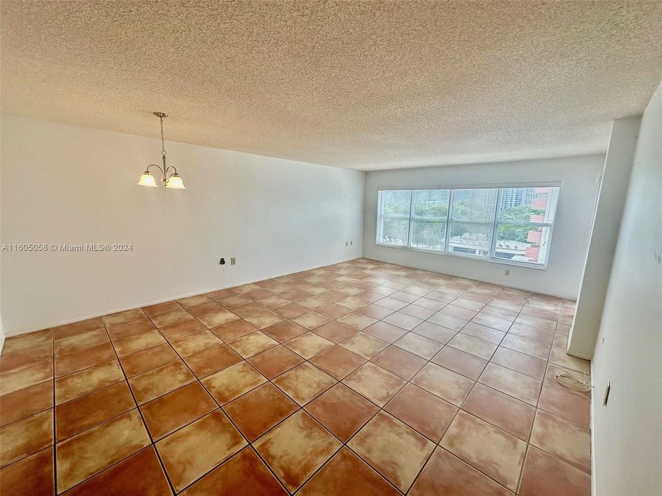 For Sale: $324,900 (1 beds, 1 baths, 846 Square Feet)