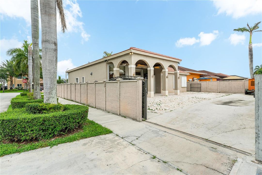 Active With Contract: $847,000 (4 beds, 3 baths, 2511 Square Feet)