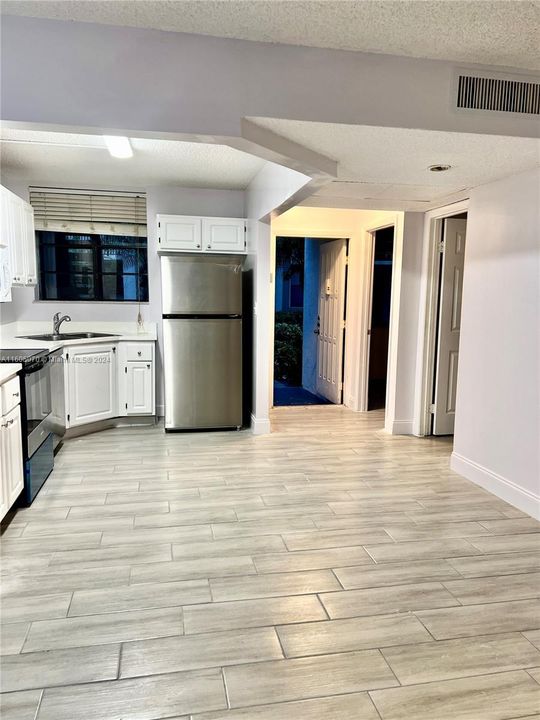 Recently Rented: $2,200 (2 beds, 2 baths, 916 Square Feet)