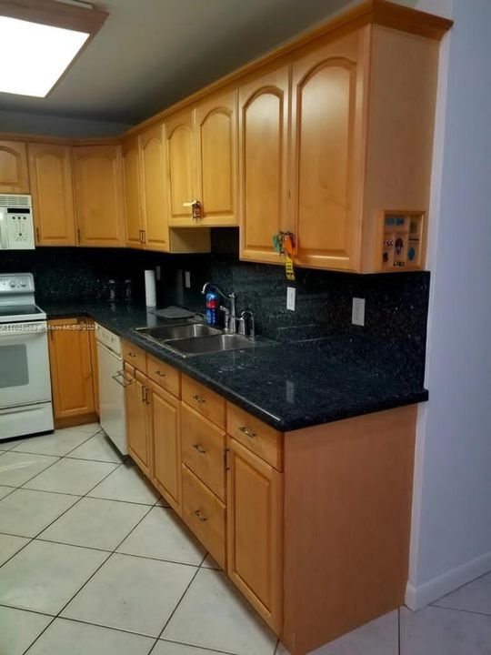 For Rent: $3,300 (2 beds, 2 baths, 1038 Square Feet)