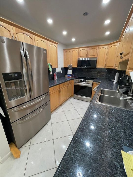 For Rent: $3,300 (2 beds, 2 baths, 1038 Square Feet)