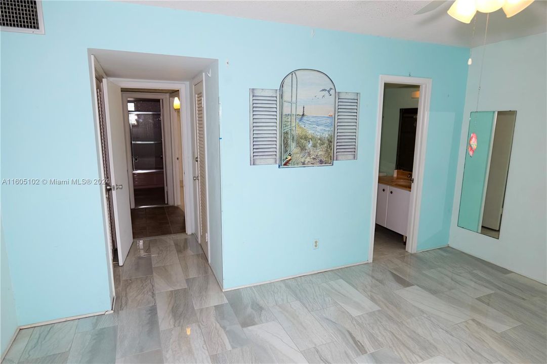 For Sale: $199,999 (2 beds, 2 baths, 960 Square Feet)