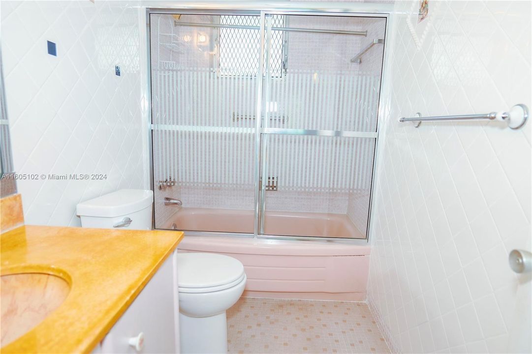 For Sale: $199,999 (2 beds, 2 baths, 960 Square Feet)