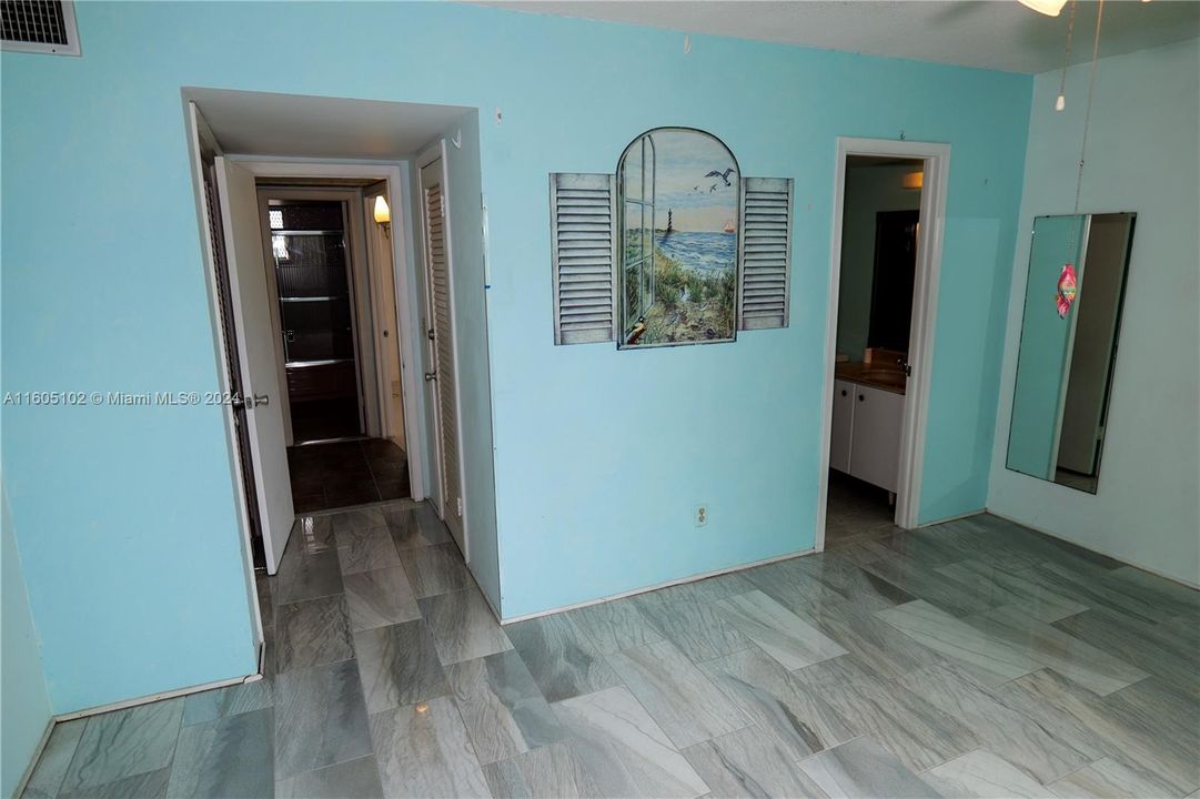 For Sale: $199,999 (2 beds, 2 baths, 960 Square Feet)